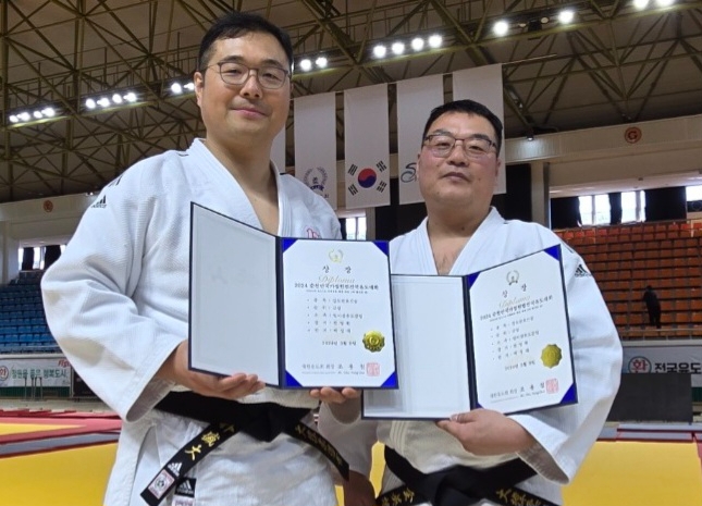 (사진제공=부산구치소) 사진왼쪽이 박성대 교위.