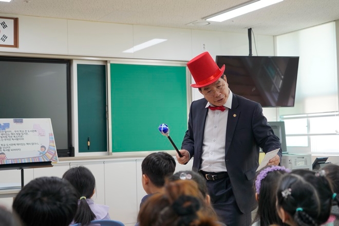 마술사가 된 하윤수 부산교육감.(사진제공=부산교육청)