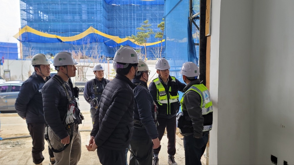 세종시 4-2 생활권 도시형 공장 신축공사에서 외부 석재 앙카 설치 확인중인 모습.(사진=국토안전관리원)