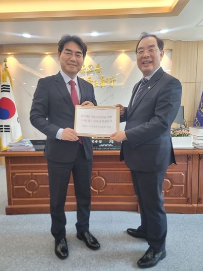 이성권 후보(왼쪽)가 사하구 교육관련 정책제안서를 하윤수 교육감에게 전달하고 있다.(제공=이성권 후보 캠프)