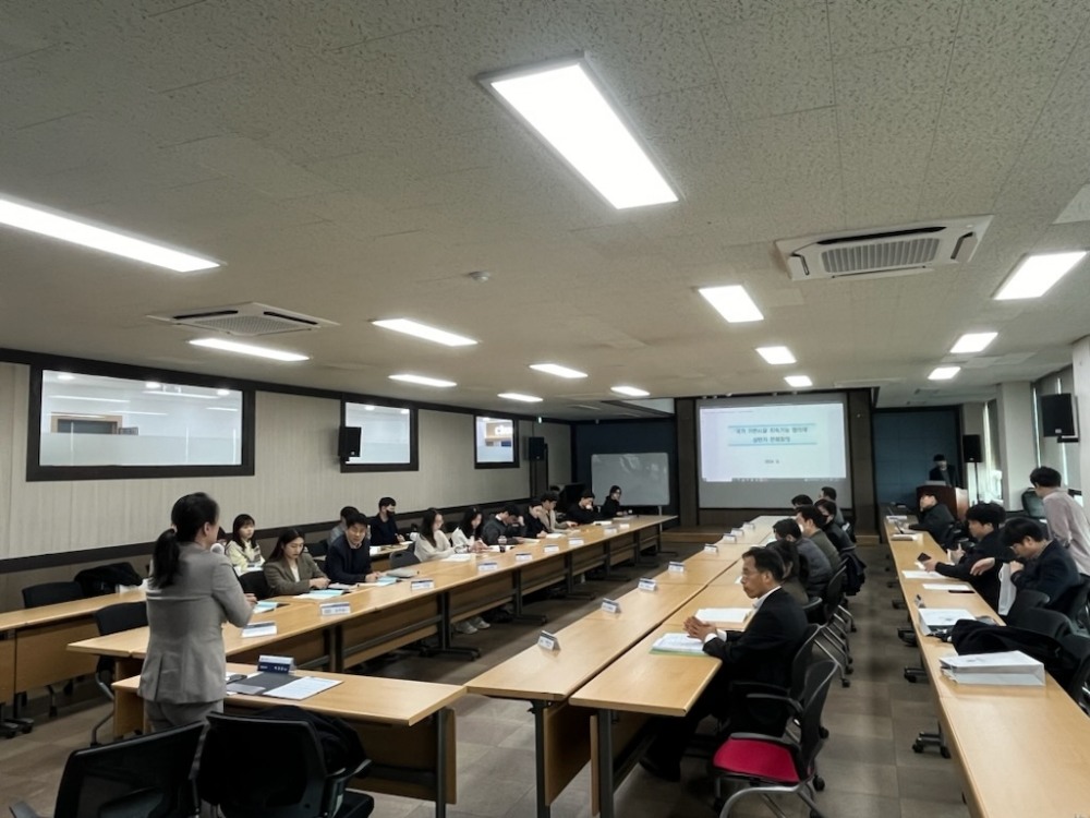 국토부 박정란 서기관이 전체회의 배경 및 현황에 대해 설명중인 모습.(사진=국토안전관리원)