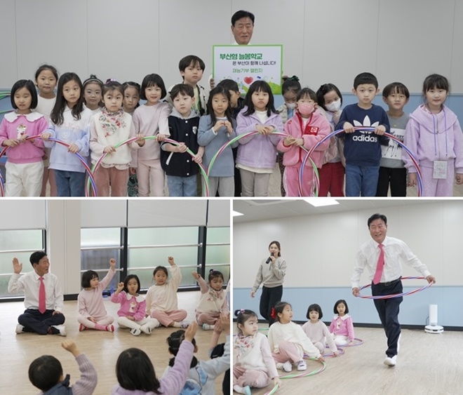 신정철 교육위원장이 재능기부로 신입생들과 즐거운 시간을 갖고 있다.(사진제공=부산교육청)