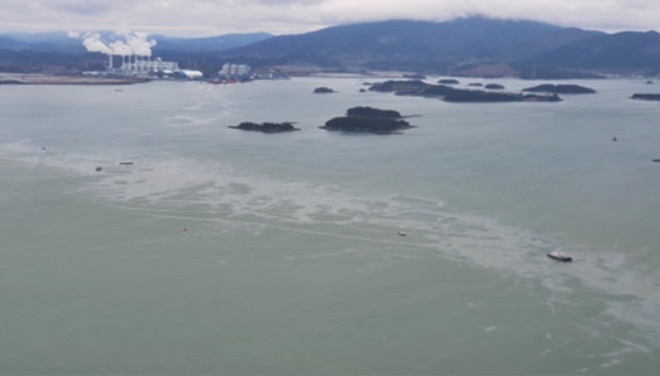 지난 2월 22일 하동화력발전소 부두에서 A호(화물선, 45,055톤, 파나마)가 연료유 수급 중 사운딩 오류로 연료탱크 에어벤트를 통해 연료유가 넘쳐 저유황유 약 2,080ℓ 해상 유출.(제공=남해해경청)