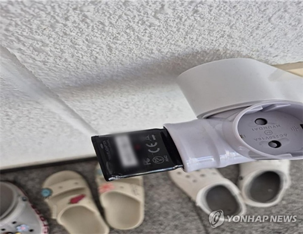 양산 사전투표소에서 발견된 불법 카메라 전경. (사진=연합뉴스)