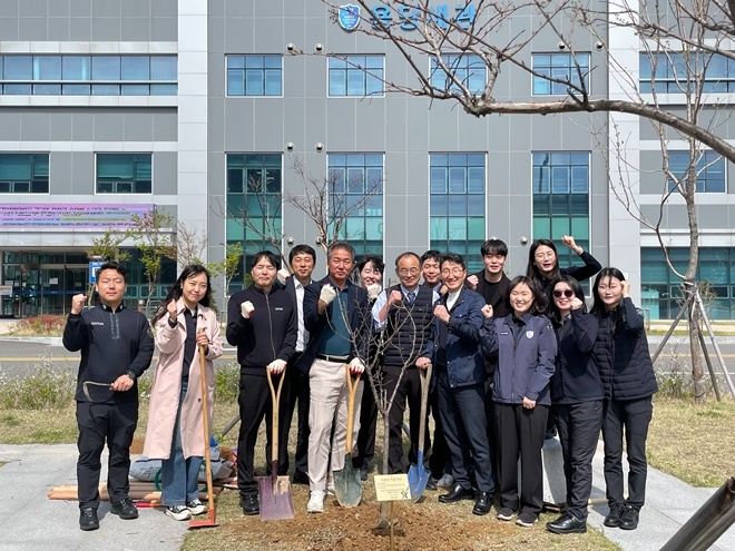 용당세관(왼쪽에 5번째 김성복 세관장)은 식목일을 맞아 청렴나무 심기를 하고 기념촬영.(사진제공=용당세관)