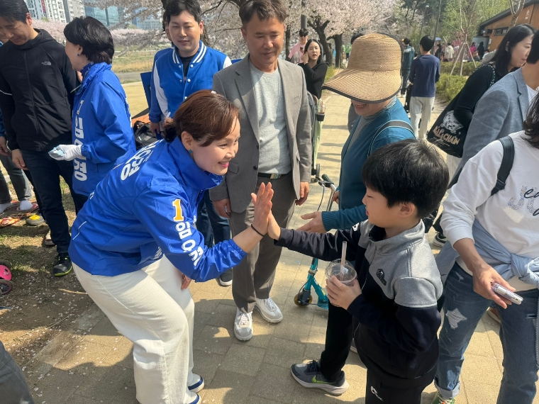 임오경 후보, 안양천∙광명전통시장서 시민들과 일대일 소통유세