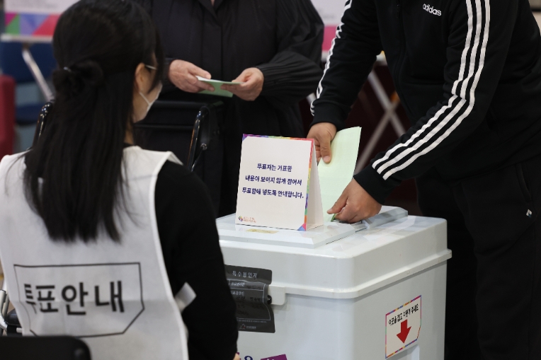 22대 총선 투표율 낮 12시 현재 18.5%…지난 총선보다 0.7%p↓