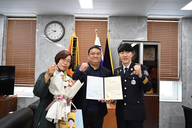 류승훈 소방서장이 유공시민에게 표창장을 수여하고 기념촬영.(사진제공=부산소방재난본부)