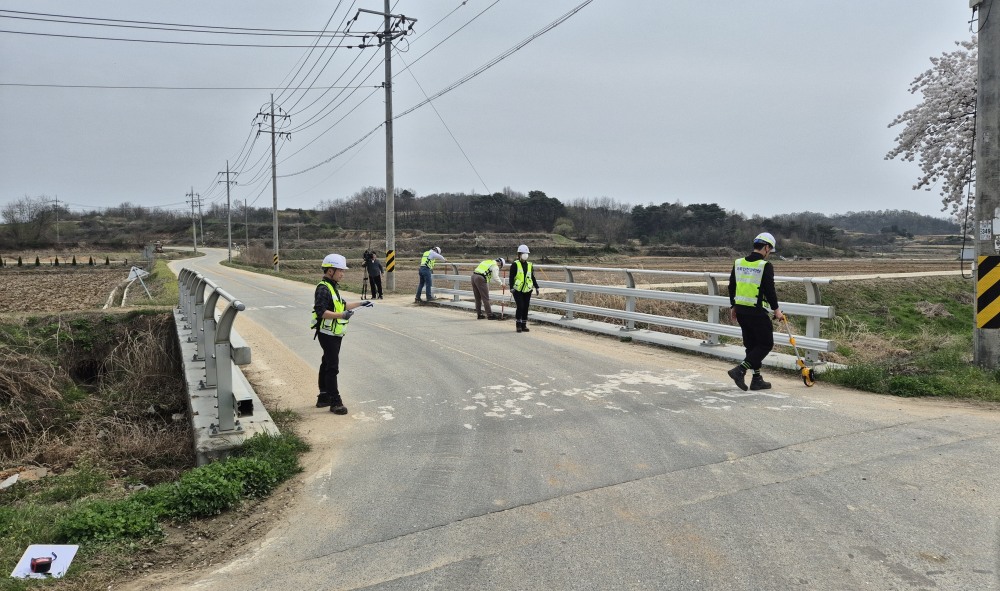 예천군 덕계교에서 레드체크 안전점검 중인 모습.(사진=국토안전관리원)