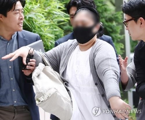 지난해 5월 영장실질심사 때 취재진 손 뿌리치는 인터넷 카페 운영자(사진=연합뉴스)