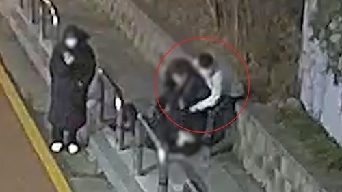 취객 제지하는 A씨.(사진= 안양동안경찰서)