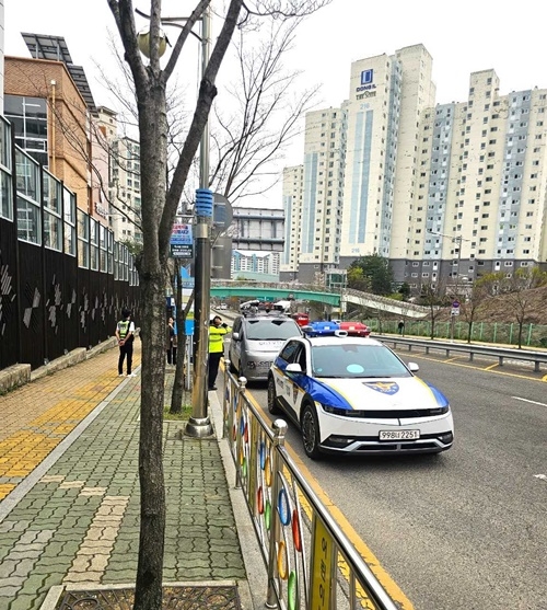 부산기장경찰서와 스쿨존 불법주·정차 합동 단속모습.(사진제공=부산 기장군)