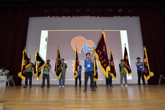 2024 정기대의원대회 현장에서 정승문 노조위원장(가운데)이 조합원들과 함께 조합기를 들어 올리며 개회식을 선언하고 있다.(사진제공=보건복지부공무원노조)