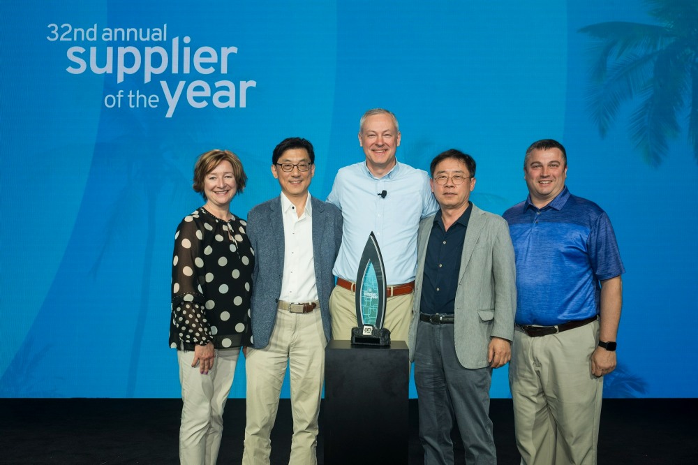 (왼쪽부터) HL만도 MESA 앨리슨 엘리스(Alison Ellis) 세일즈 팀장, HL만도 MESA 대표 김재혁 전무, GM 글로벌 섀시 구매 피터 레이어(Peter Layer) 전무, HL만도 CEO 조성현 부회장, HL만도 MESA 제프 폰티우스(Jeff Pontius) R&D 실장.(사진=HL만도)