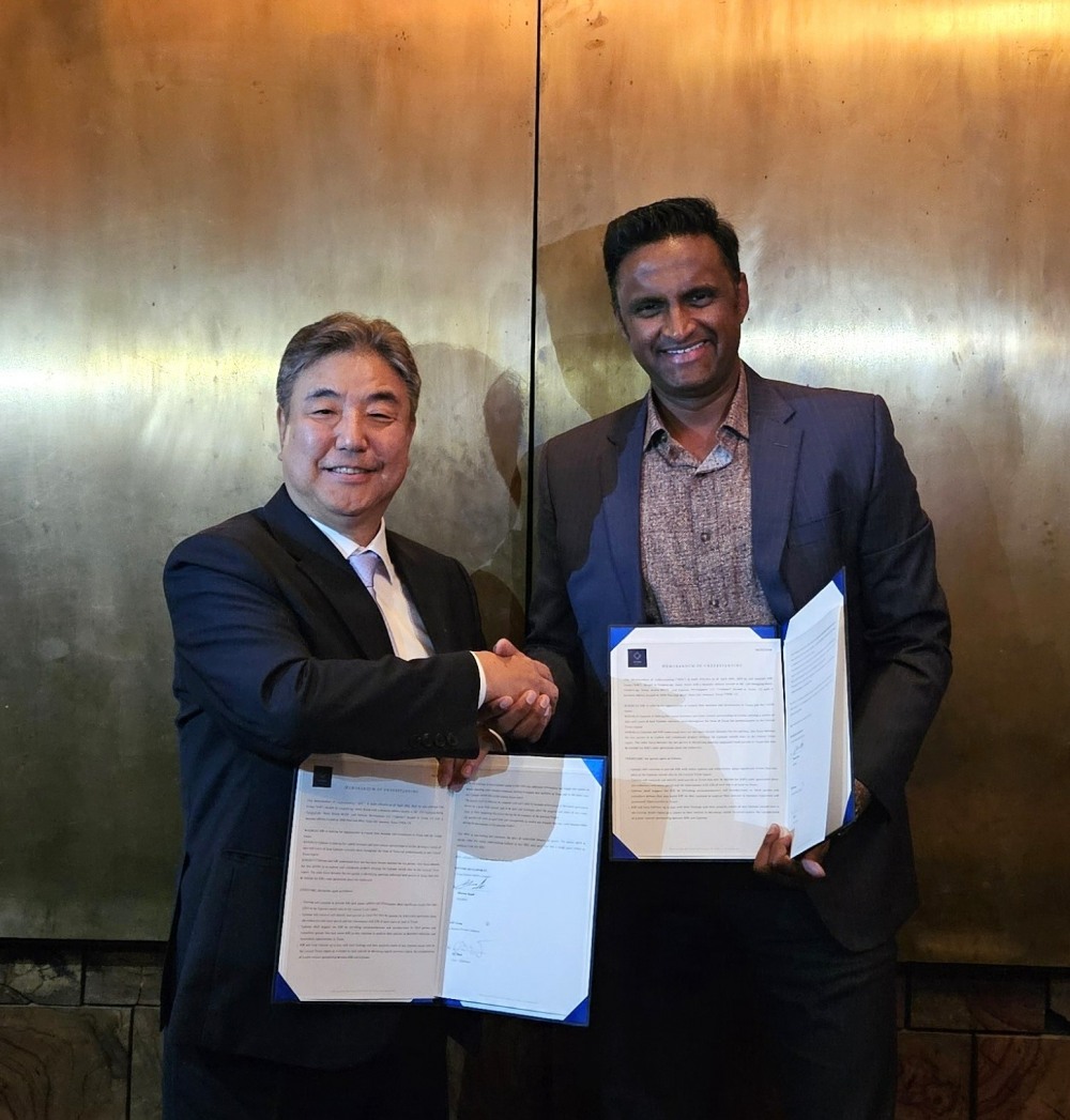 지난 20일 미국 텍사스주 테일러시에서 KBI그룹의 박한상 부회장(사진 왼쪽)이 에피토미의 창립자이자 사장인 달마 라자와 미국 전역의 건설 프로젝트 개발을 위해 업무협약을 체결하고 기념사진을 찍고 있다.(사진=KBI그룹)