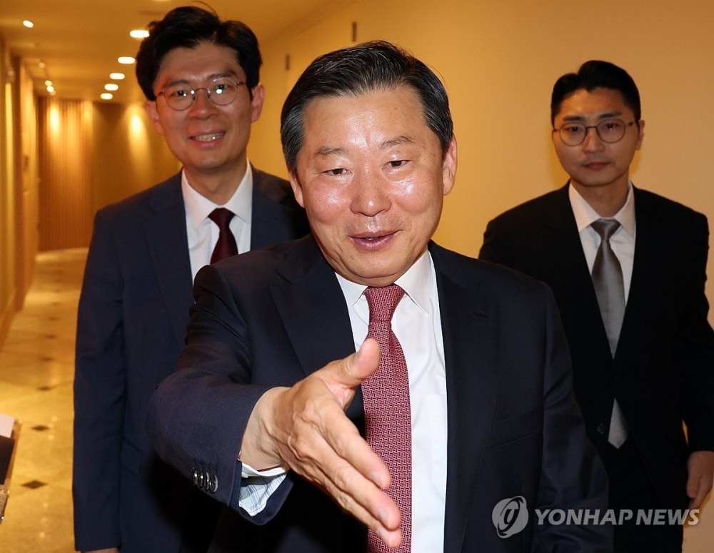 국민의힘 이철규 의원이 25일, 영입인재 낙천자들과 조찬모임을 하기 위해 여의도 한 식당으로 들어가고 있다. 왼쪽은 조정훈 의원. (사진=연합뉴스)