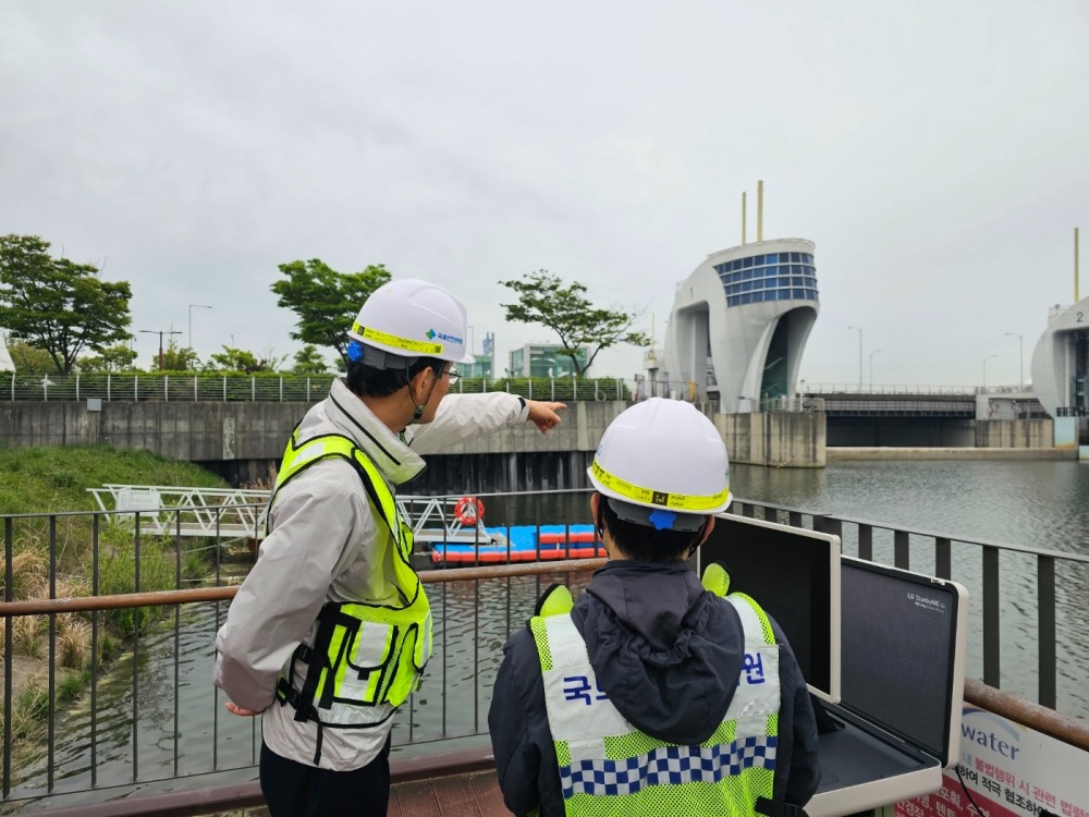 김일환 원장(왼쪽)이 낙동강하구둑 배수문 외관상태를 점검중이다.(사진=국토안전관리원)