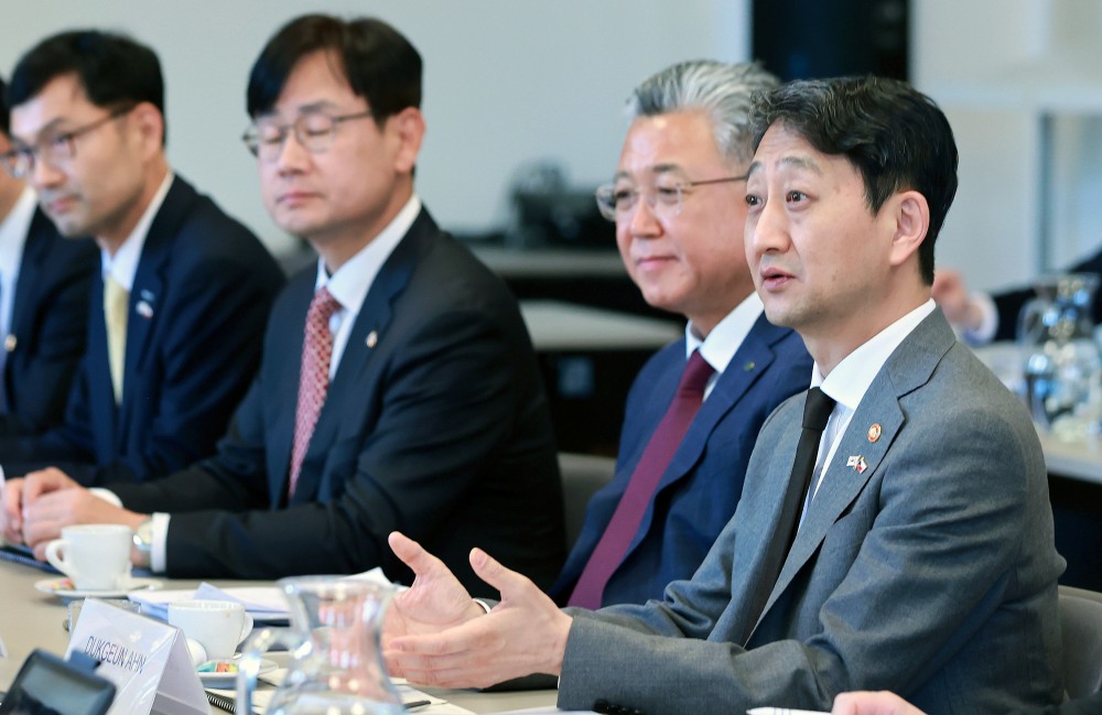 (사진=연합뉴스) 안덕근 산업통상자원부 장관이 25일(현지시간) 체코 재무부 회의실에서 즈비넥 스타뉴라 체코 재무부 장관과 면담하고 있다.