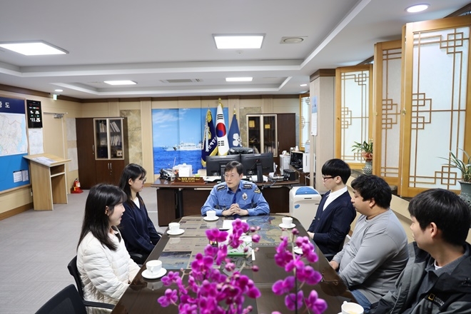 청년인턴 5명이 29일 서장실에서 정욱한 서장과 대화를 나누고 있다.(제공=울산해양경찰서)