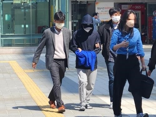 구속 전 피의자 심문을 받기 위해 법원에 들어서는 A군.(사진=연합뉴스)