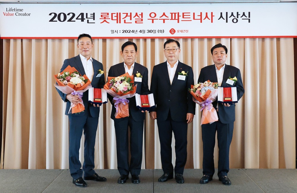 롯데건설 박현철 부회장(왼쪽에서 세번째)과 2024년 우수 파트너사 대상(大賞)으로 선정된 ㈜올레건설 최영복 대표(왼쪽에서 첫번째)와 원영건업㈜ 노석순 대표(왼쪽에서 두번째)와 ㈜피스코이엔씨 조기현 대표(왼쪽에서 네번째)가 기념 촬영을 하고 있다.(사진=롯데건설)