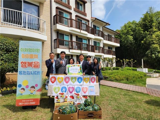 왼쪽부터 전력거래소 채영진 기획처장, 곽지섭 우리노조위원장, 기세순 이화영아원 원장, 정동희 이사장, 정태환 사원, 노희정 과장. (사진=전력거래소)