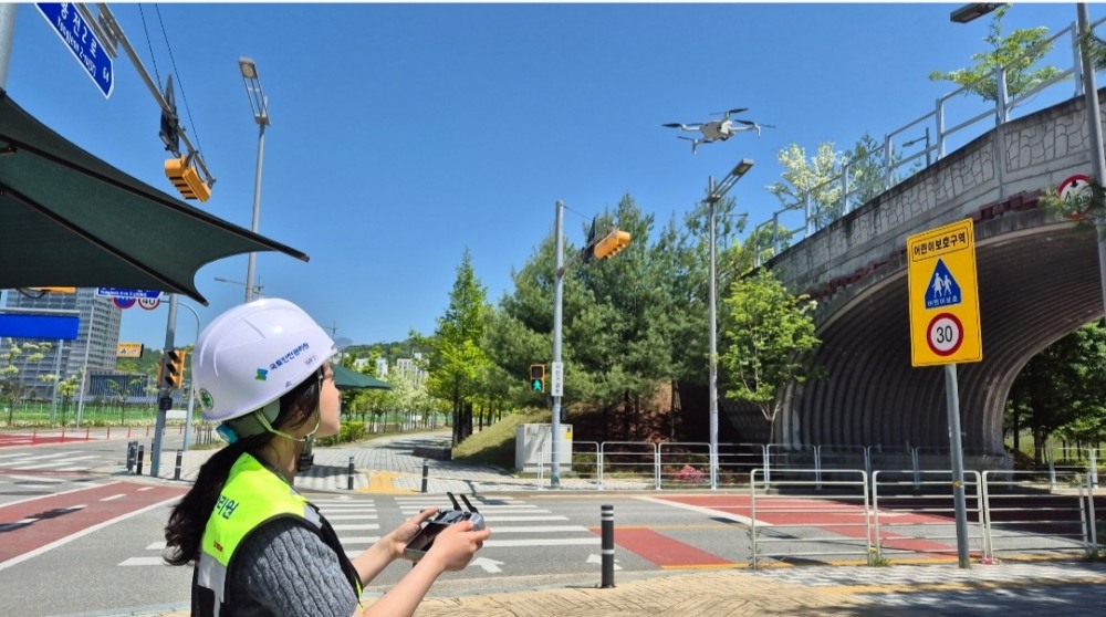 드론을 활용해 김천시 율곡초등학교 생태육교 안전점검 중인 모습.(사진=국토안전관리원)안녕하십니까, 국토안전관리원