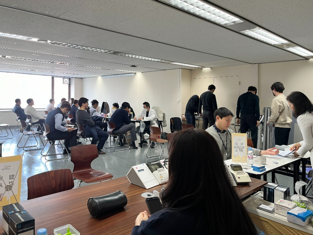 대사증후군 관리 프로그램을 받고 있는 KCC글라스 임직원의 모습.(사진=KCC글라스)