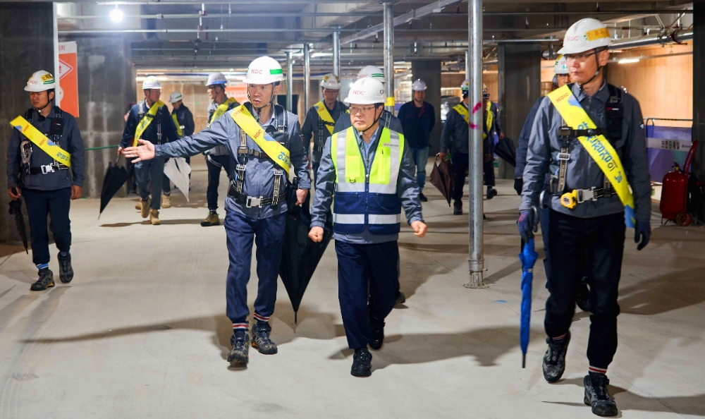 (왼쪽부터) 이상훈 수원아이파크시티 10단지 현장소장, 김회언 HDC현대산업개발 대표.(사진=HDC현대산업개발)