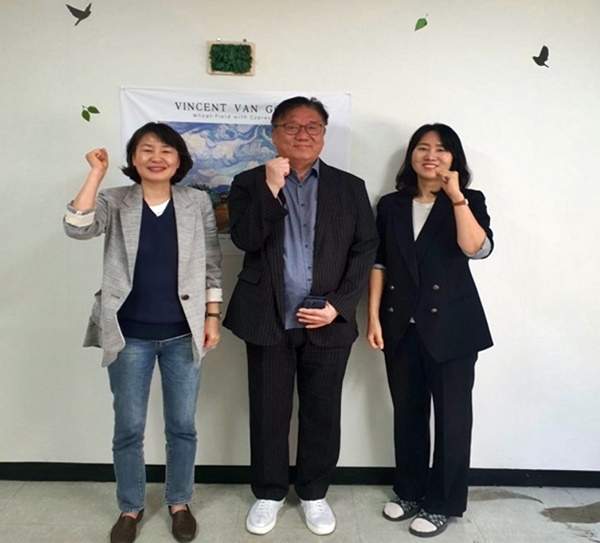 (사진 왼쪽부터 논산 YWCA 이명진 사무총장, 논산보호관찰소 이충구 소장, 논산가정·성통합상담센터 민경은 소장). (사진제공=논산보호관찰소)