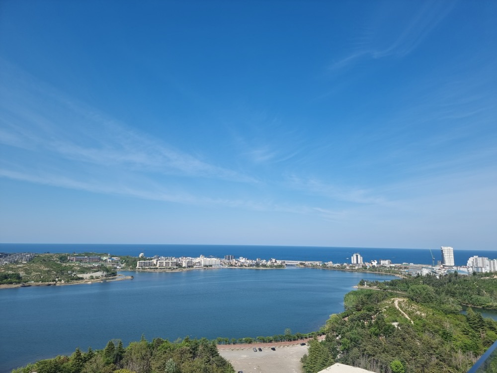 스타벅스 영랑호리조트점에서 바라본 영랑호 모습