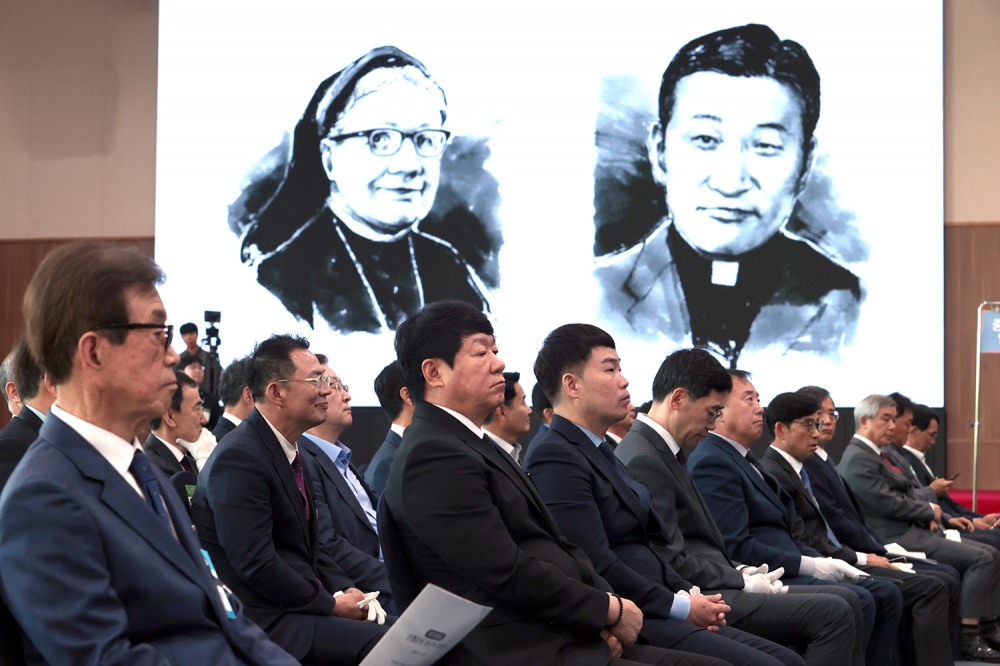 신협중앙회가 10일 신협중앙연수원에서 ‘2024년도 신협운동 선구자 추모식’을 진행하고 있다. 왼쪽에서 세 번째 신협중앙회 김윤식 회장. 사진=신협중앙회