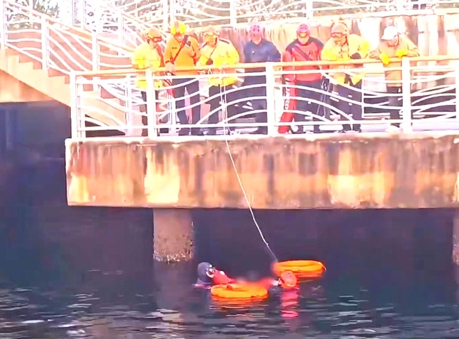 해경이 입수해 익수자를 구조하고 있다. (제공=부산해양경찰서)