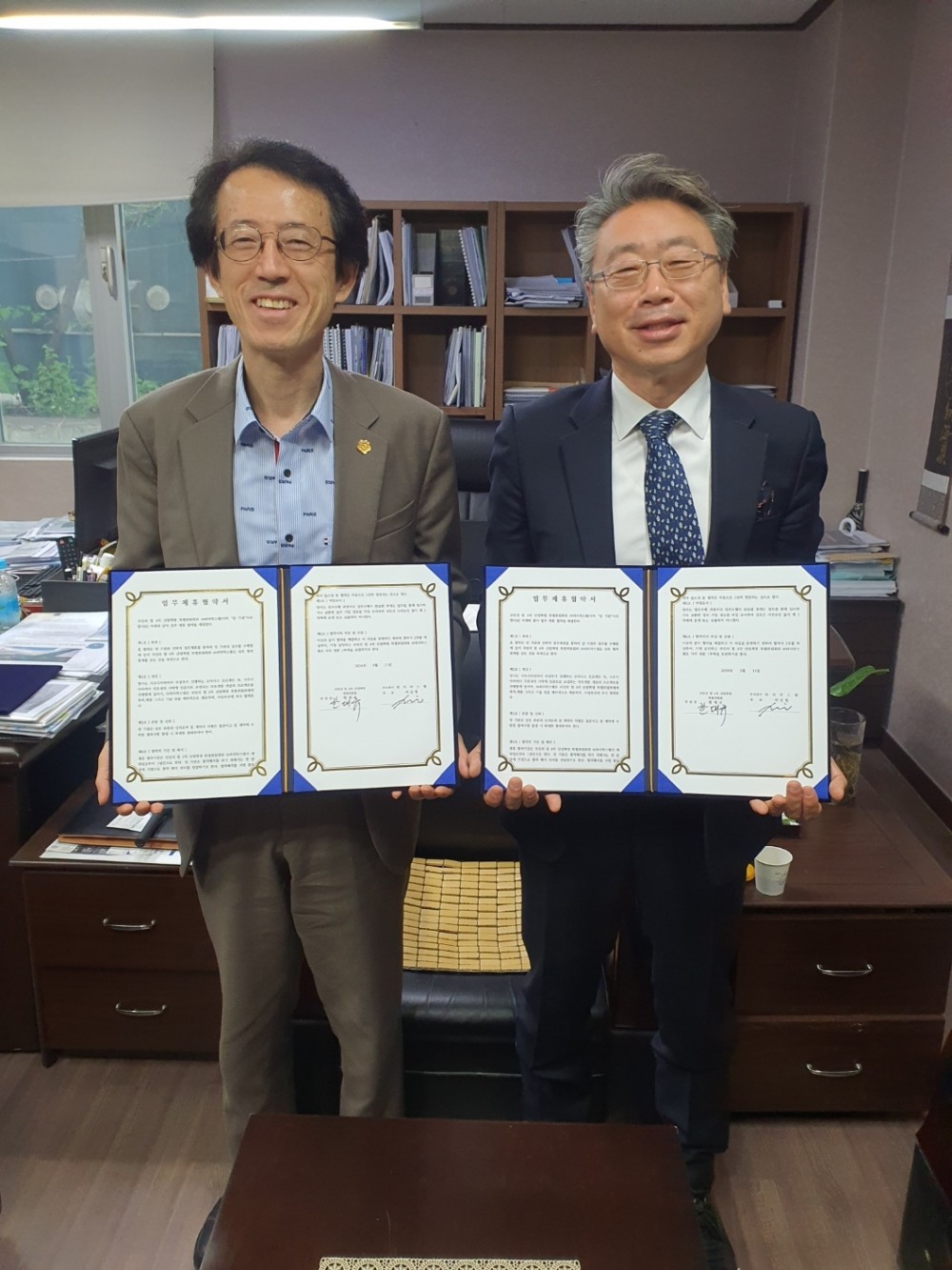 국민의힘 4차 산업혁명특별위원회 (위원장 한대규)는 (주)피터막스랩 (대표이사 여상현)와 지난 11일 지구 토양 황폐화 방지와 과도한 화학비료 사용으로 인한 지구 생태계 파괴를 막기 위해 공동 업무 협약을 체결했다.(사진=국민의힘 4차 산업혁명특별위원회)