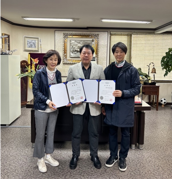 홍보위원 위촉.(사진 왼쪽부터 배우 이경진, 박준희 회장, 배우 최수종).(제공=아이넷방송)