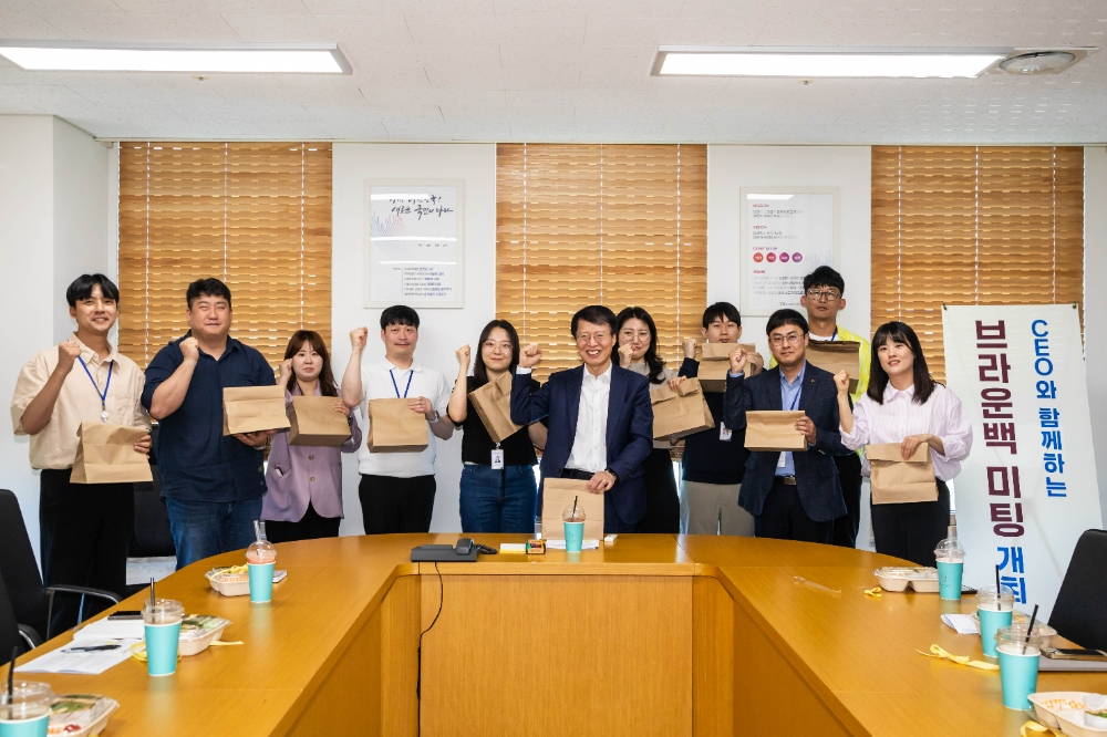 한국교통안전공단 이사장 집무실에서 권용복 이사장과 경력 신입직원들이 브라운백 미팅을 갖고 기념사진을 찍고 있다.(사진=TS)