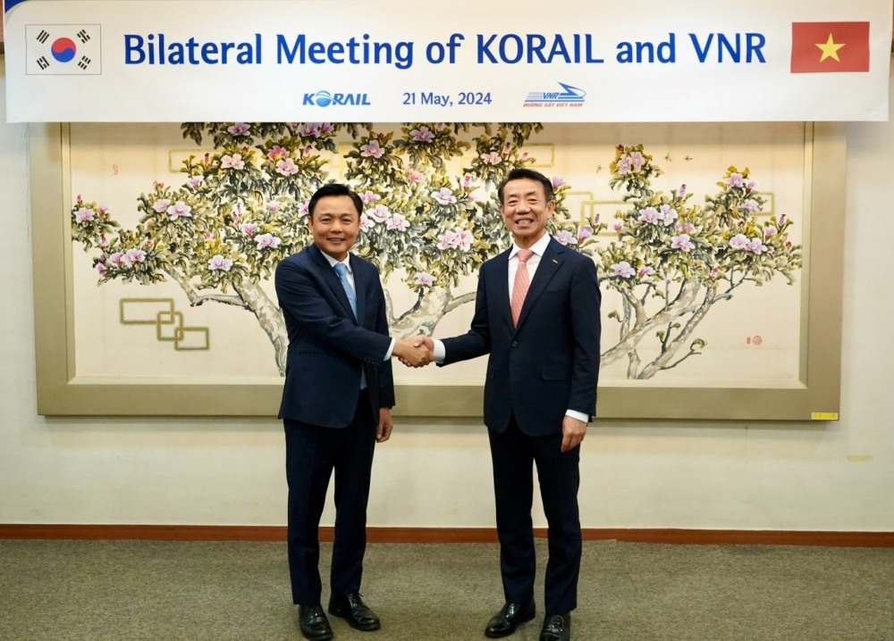 21일 오전 서울역에서 한국과 베트남 철도의 우호협력 증진 방안을 논의하는 한문희 한국철도공사 사장(사진 오른쪽)과 황 자 카잉 베트남철도공사(VNR) 사장(사진 왼쪽).(사진=코레일)