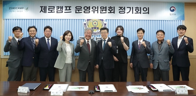 사진왼쪽 5번째 최불암 이사장, 6번째 신용해 교정본부장.(사진제공=법무부)