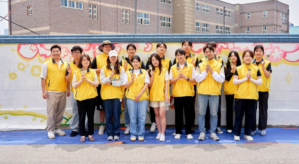 HDC현대산업개발은 지난 5월 HDC 심포니 앙상블 단원과 HDC그룹사와 함께 용산구 관내 삼광초 어린이와 인근 주민들의 거주환경 개선을 위한 봉사활동으로 벽화 그리기를 완성하고 기념사진을 촬영했다.(사진=HDC현대산업개발)