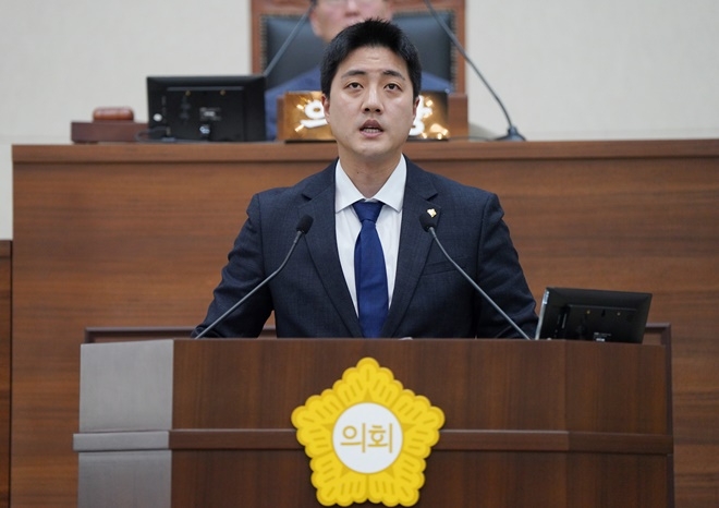 강지백 의원이 5분 자유발언을 하고 있다.