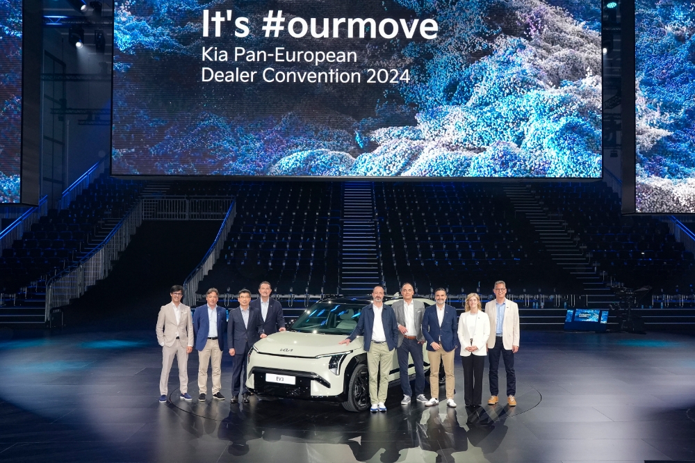 (왼쪽부터) PBV비즈니스사업부 피에르 마르탱 보(Pierre-Martin Bos) 상무, 유럽권역본부 상품&마케팅 담당 수드 니핑(Sjoerd Knipping) 상무, 기아 송호성 사장, 마크 헤드리히(Marc Hedrich) 유럽권역본부장, 기아글로벌디자인담당 카림 하비브(Karim Habib) 부사장, 유럽권역본부 마케팅 디렉터 데이비드 힐버트(David Hilbert), 유럽권역본부 판매 담당 카를로스 라호즈(Carlos Lahoz) 상무, 미래전략 담당 마그달레나 푸숑(Magdalena Pushon) 책임매니저, 오너십경험 담당 디렉터 젠스 브레치(Jens Brech).(사진=기아)