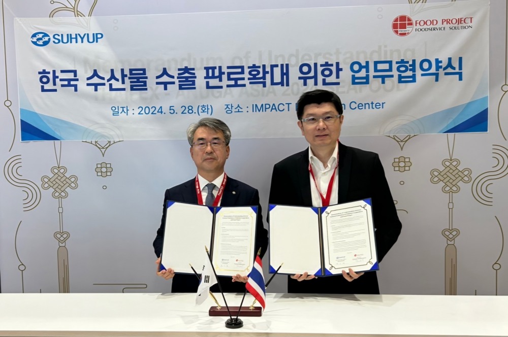 김기성 수협중앙회 대표이사(사진 왼쪽)은 지난달 28일, 태국 국제식품박람회에 참가해 프라못 프르앙 악손 푸드프로젝트 대표이사(사진 오른쪽)과 상호 협력을 위한 업무협약을 체결하고 있다.(사진=수협중앙회)