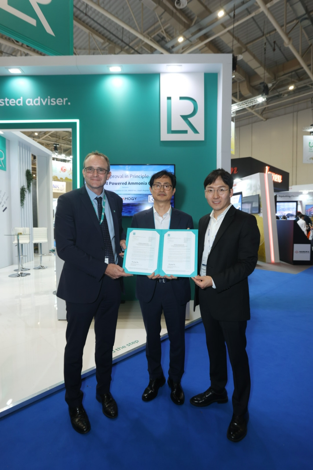 (좌측부터) Andy McKeran 로이드 최고 사업책임자, 장해기 삼성중공업 부사장, 우성훈 Amogy 대표.(사진=삼성중공업)