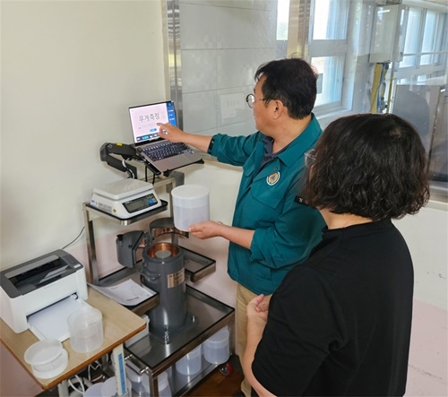 기장군 관계자가 관내 학교에 식품 중 방사능 핵종분석 장비를 설치하고 장비 시연을 하고 있다.(제공=부산 기장군)