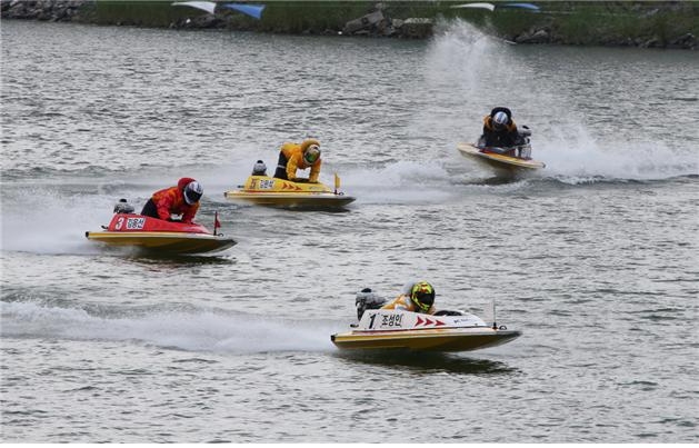지난해 경정 왕중왕전의 우승자인 조성인이 가장 먼저 턴마크를 돌며 결승선을 향해 질주하고 있다.(사진=국민체육진흥공단)