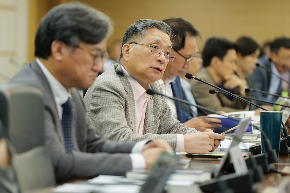 이한준 LH 사장이 진주 LH 본사에서 개최된 ‘공공주택 공급 촉진 점검회의’에서 발언하고 있다.(사진=LH)