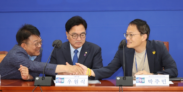 민주당 허종식 의원(왼쪽)이 인사하고 있다. (사진=연합뉴스)