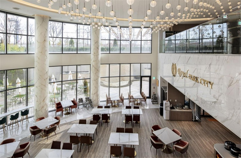 3식 서비스를 제공하는 국내 최대 규모 크기 로열파크씨티 트리니티 라운지.(사진=DK아시아)