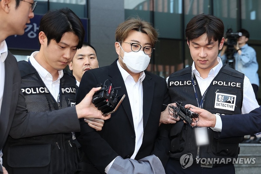 취재진 앞에 선 김호중.(사진=연합뉴스)