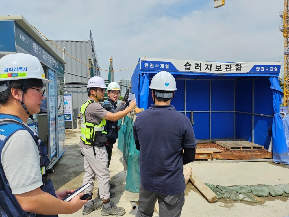 청주 테크노폴리스 S1BL 주상복합 건설현장 우기대비 배수로 합동점검.(사진=국토안전관리원)